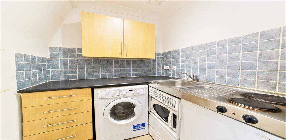			INCLUSIVE OF  GAS, ELECTRICITY & WATER RATES, Studio Apartment, 1 bath, 1 reception Studio			 Glenmore Road, BELSIZE PARK